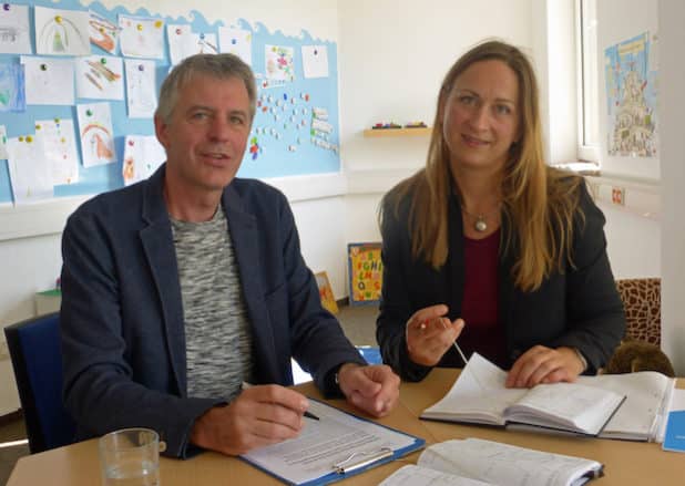 Bernd Christ und Carolin Stolz vom Schulspsychologischen Dienst des Oberbergischen Kreises, unterstützen, dass sich Lehrkräfte, die Flüchtlinge unterrichten, regelmäßig darüber austauschen.(Foto: OBK)