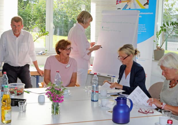 Die Schulungsteilnehmenden tauschten sich über die ehrenamtliche Tätigkeit in der Flüchtlingshilfe aus. Gabriele Goldschmidt (2.v.l.) stellte die Angebote des Caritas-Fachdienstes für Integration und Migration vor. (Foto: Evangelischer Kirchenkreis an der Agger - Friederike Klein)