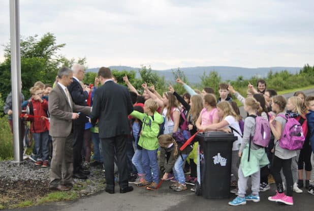 Als Andenken an den heutigen Tag bekam jedes Kind ein Stück des durchschnittenen "Eröffnungsbandes".