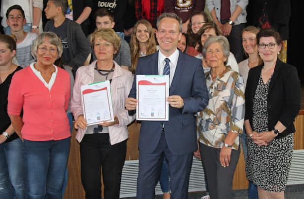 Sozialführerschein-Verleihung Bergneustadt: Standortlotsin Waltraud Pschirrer (v.l.), die stellvertretende Bürgermeisterin Isolde Weiner, Kreisdirektor Klaus Grootens, Standortlotsin Gisela Zielonka-Unger und Weitblick-Leiterin Sylvia Asmussen. (Foto: OBK)