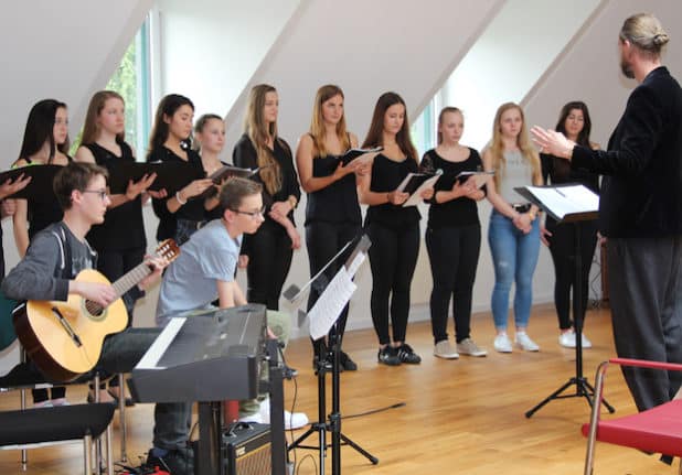 Der Schulchor des Diertrich-Bonhoeffer-Gymnasiums begleitete die Feierstunde in Wiehl. (Foto: OBK)