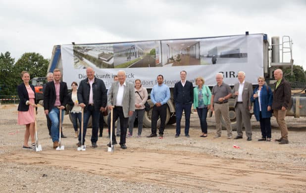 Startschuss für die Arbeiten zum Neubau des Gira Produktions-, Logistik- und Bürogebäudes: drei Generationen der Gesellschafter-Familie Giersiepen beim Spatenstich. (Foto: Gira)