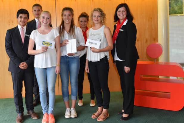 Foto: Wolfgang Abegg; Übergabe der Preise an die Gewinner aus den Azubi-Beratungswochen am 21. Juli 2016 im Forum der Sparkasse Wiehl.