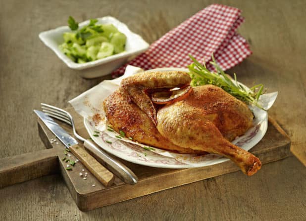  Wer Lust auf Oktoberfestgenuss hat, kann sich den Duft der Hendlbraterei mit einem feurigen Brathendl zu Gurkensalat auch ganz einfach nach Hause holen. Foto: djd/Deutsches Geflügel