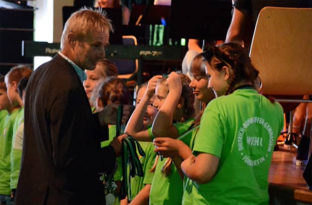 stellvertretender Schulleiter Wolfgang Fiedler bei der Ausgabe der DBG-Olympia-Medaillien (Quelle: DBG Wiehl)