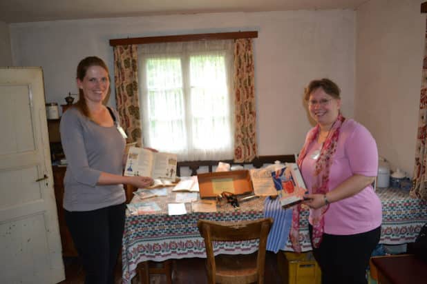 Die DFG-Projektmitarbeiterinnen Hannah Janowitz (l.) und Maybritt Schützenmeister präsentieren ausgewählte Objekte zum Thema Konservierung. (Quelle: LVR-Freilichtmuseum Lindlar)