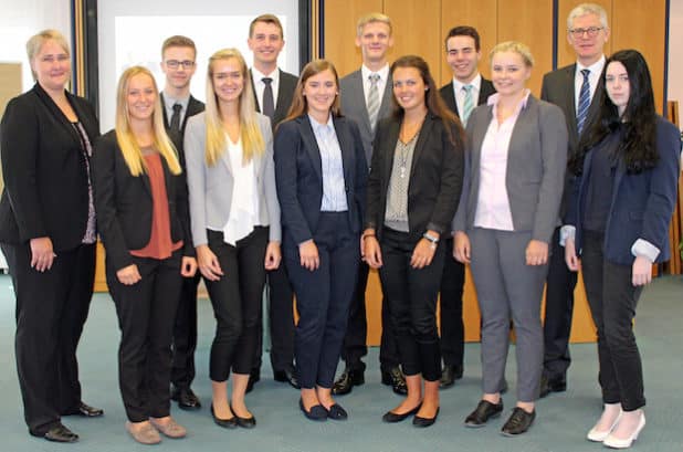 Vorstandssprecher Karl-Michael Dommes (hinten rechts) und Anke Bockelmann (links) begrüßten die neuen Auszubildenden (v.l.) Saskia Joelle Wessing, Maik Peters, Sarah Küthe, Robin Probst, Katharina Rönchen, Maurice Ditten, Kim Fabienne Hoffmann, Marius Vielhaber, Julia Evers und Kim Laura Steinbrück. (Quelle: Volksbank im Märkischen Kreis eG)