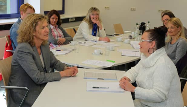 Beate Fiedler (l.) vermittelt den Teilnehmerinnen in entspannter Atmosphäre, wie sie sich am besten bewerben.(Foto:OBK)