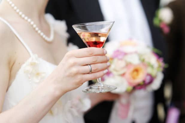  Der "Manhattan" ist ein absoluter Cocktail-Klassiker - und erfreut sich auch bei Hochzeiten großer Beliebtheit. Foto: djd/BSI/thx