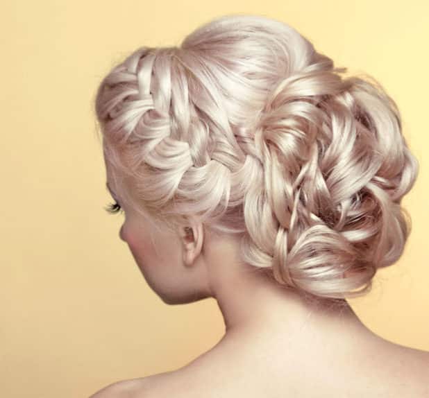  Für diese Traumfrisur steht die Braut gern ein wenig früher auf, um am Hochzeitstag noch den Friseur zu besuchen. Foto: djd/www.wenigerhaarausfall.de/Victoria Andreas/Fotolia.com