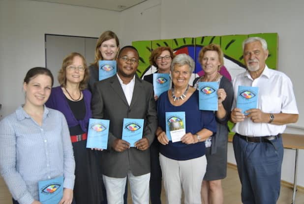 v.l.: Maja Kützemeier (Volontärin am LVR-Freilichtmuseum Lindlar), Pfarrerin Anja Karthäuser (evangelischer Kirchenkreis an der Agger), Sarah Krämer (stellvertr. Leiterin des Kommunalen Integrationsuentrums Oberbergischer Kreis), Celestine Unaichi (Vorsitzender der Afrika Union Gummersbach e.V.), Gabriele Goldschmidt (Leiterin des Fachdienstes für Integration und Migration Caritasverband Oberberg), Monika Höhn (Ometepe-Projekt Nicaragua), Andrea Bänker (Vielfalt. viel wert. Caritasverband Oberberg) und Michael Höhn (Ometepe-Projekt Nicaragua).