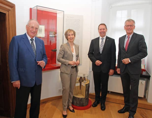 Das Münzkabinett als Geburtstagsgeschenk vom Förderverein Schloss Homburg e.V. durch den Ehrenvorsitzenden Christian Peter Kotz (l.) und den Vorsitzenden Bernd Hombach (r). Dr. Gudrun Sievers-Flägel und Landrat Jochen Hagt freuen sich über die großzügige Schenkung (Foto: OBK)