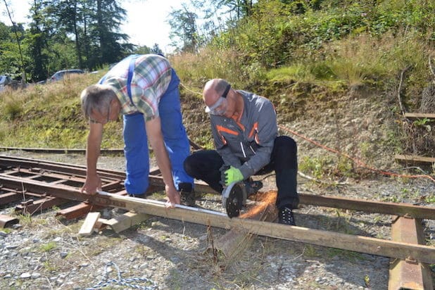 Bernd Delling und Rainer Habernickel beim Abrichten der Gleise mit dem Trennschleifer. (Quelle: LVR-Freilichtmuseum Lindlar)