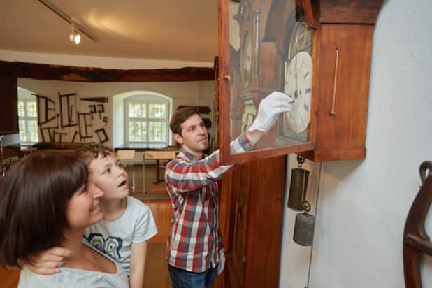 Restaurator Paul Kostial entführt die Besucherinnen und Besucher beim "Treffpunkt Museum" am Sonntag, 21. August 2016 in die Welt Bergischen Uhren. (Foto: OBK)Plakat zur Veranstaltung "Treffpunkt Museum" im Museum und Forum Schloss Homburg. (Foto: OBK)