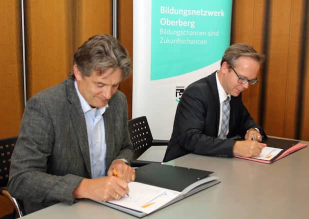 Unterzeichnen den Kooperationsvertrag für ein verbessertes Bildungsangebot im Oberbergischen Kreis: Kreisdirektor Klaus Grootens (r.) und Johannes Schnurr, Leiter der Transferagentur Kommunales Bildungsmanagement NRW (Foto: OBK)