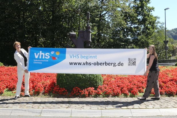 Renée Scheer (Leiterin der VHS Oberberg) und Anna Prawitz (VHS Wiehl) werben für den Semesterbeginn der VHS Oberberg am 5. September 2016. (Foto: OBK)