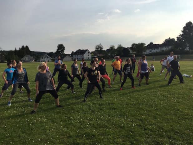 : „Mit Natural Fit kamen hier im Waldbröler Stadion gerne mal bis zu 50 Menschen zusammen um gemeinsam kostenlos Sport zu treiben.“ (Quelle: Alexander Huhn · Agentur für Markenkommunikation)