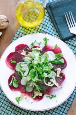  Leckere Rezeptidee: Rote Bete-Carpaccio mit Feldsalat und Walnüssen. Foto: djd/Rapsgold