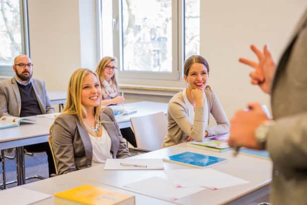 Das Besondere am Hamburger Konzept: Es verknüpft mit Hochschule, Berufsschule und Ausbildungsbetrieb gleich drei Lernorte miteinander. Foto: djd/HFH/Milena Schlösser