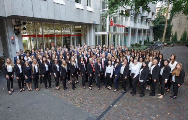 Gruppenbild der 109 neuen Auszubildenden vor der Hauptstelle der Kreissparkasse Köln am Kölner Neumarkt . (Quelle: Kreissparkasse Köln)