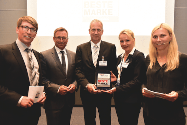 Dirk Hoffmeister, Leiter des BPW Aftermarket (Mitte), und Katrin Köster, Leiterin Unternehmenskommunikation bei BPW (2.v.r.), nahmen den Award stellvertretend für die BPW Gruppe entgegen (Quelle: HUSS-VERLAG GmbH) 