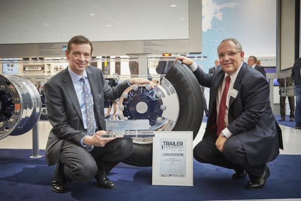 v.l.: Carlo Lazzarini, Mitglied der Geschäftsleitung Trailerequipment und Solutions, und Dr. Markus Kliffken, Mitglied der Geschäftsleitung Innovationsmanagement, freuen sich über den Trailer Innovationspreis für die Reifendruckregelanlage AirSave. (Quelle: BPW Bergische Achsen KG)