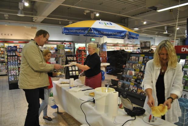 Frische Waffeln für die Kunden des Marktes