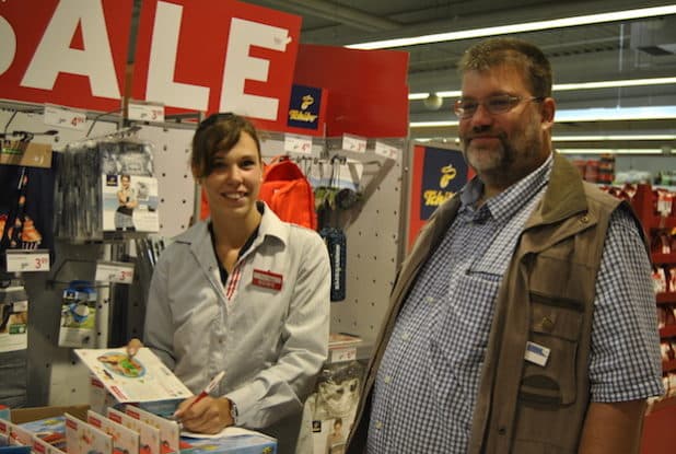 Jenny und Herr Borner bei der Prüfung zahlreicher Artikel des Marktes