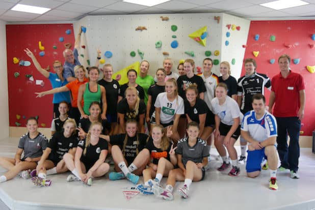 Vom medizinischen Training motiviert: Gestärkt gingen die Handballerinnen der JSG Nümbrecht/ Oberwiehl aus dem Training im Dr. Becker PhysioGym und gewannen gleich ihr nächstes Spiel haushoch mit 42:11. (Quelle: Dr. Becker Klinikgesellschaft mbH & Co. KG )