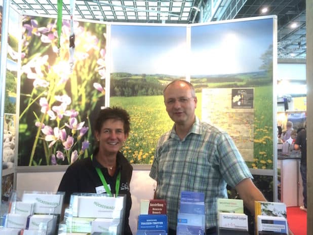 v.l.n.r.: Heike Rösner und Dietmar Persian am Stand der Naturarena bei der TourNatur (Quelle: Dietmar Persian)