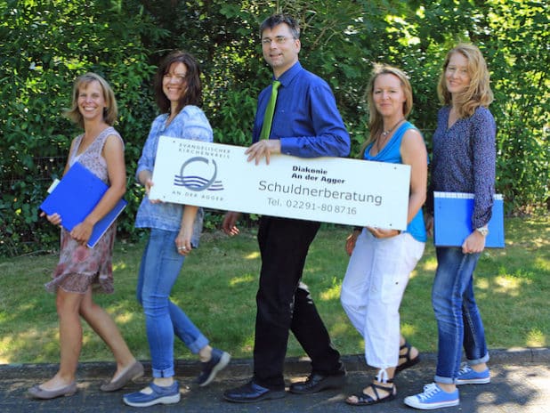 Das Team der Schuldnerberatungsstelle (v.li.): Nadja Walkenbach, Kristina Schüttler, Helmut Schellenberg, Petra Holzer und Wendy Werry. (Foto: Kirchenkreis/Friederike Klein)