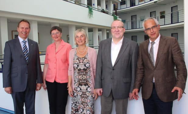 JLandrat Jochen Hagt (v.l.), Dagmar Dick (Schulleiterin Kaufmännisches Berufskolleg), Anke Koester (Leiterin Amt für Schule und Bildung), Detlev Schuster (Schulleiter Berufskolleg Dieringhausen)und Dr. Christian Dickschen (Stellvertretender Schuldezernent des Oberbergischen Kreises). (Foto: OBK)