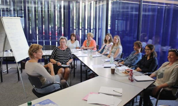 Die Wirtschaftsförderung vermittelt während des Coachings wichtige Tipps für ein erfolgreiches Bewerbungsgespräch. (FOto: OBK) Fotorechte sind vor Ort von den Damen genehmigt worden.