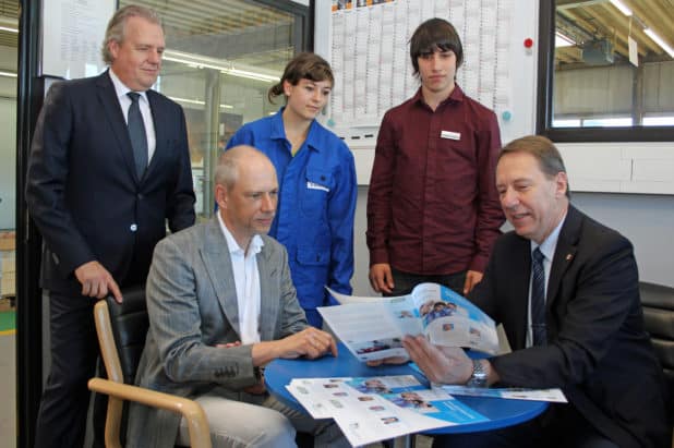 Die Firma Klaus Kuhn Edelstahlgießerei GmbH in Radevormwald unterstützt Jugendliche dabei, ihren eigenen Weg in den Beruf zu finden. Landrat Jochen Hagt (r) stellt die neue Kreisbroschüre "Kein Abschluss ohne Anschluss" vor (v.l.n.r.): Ausbildungsleiter Andreas Döbler, Geschäftsführer Andre Kuhn, Auszubildende Sarah von Dombrowski aus Radevormwald, Auszubildender Christopher Hamacher aus Hückeswagen (Foto: OBK)