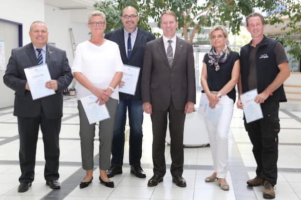 Torsten Gottwald (v.l.), Birgit Obst, Thomas Ufer, Landrat Jochen Hagt, Cornelia Pflitsch-Welter und Wastl Roth-Seefrid. (Foto: OBK)