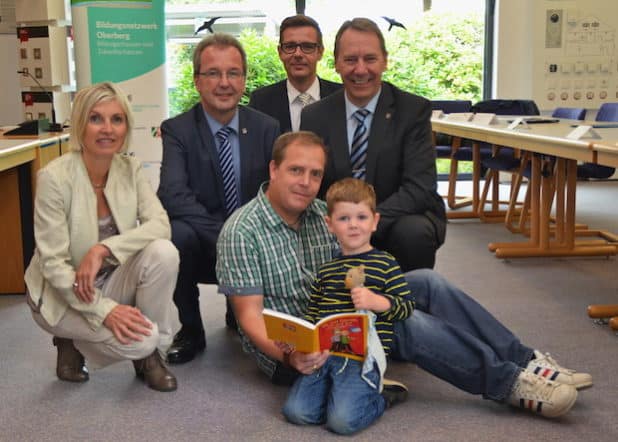 Hintere Reihe, v.l.: Anke Koester (Leiterin Bildungsbüro Oberberg), Rüdiger Gennies (Bürgermeister Reichshof), Holger Obergföll (Plant Manager Schneider Electric), Landrat Jochen Hagt. Vorne: Thorsten Schmidt und Sohn Jonathan. (Foto: OBK)