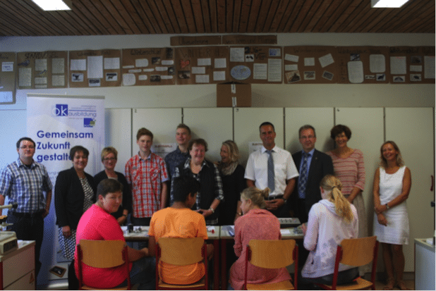 Von Links: Daniel Prinz (OK Ausbildung e.V.), Marlene Weiner (OK Ausbildung e.V., NORWE GmbH), Claudia Fuchs (Oberbergischer Kreis), Annette Schößler (Studien- und Berufswahlkoordinatorin), Barbara Horvay (Schulleiterin), Thorsten Flitsch (Elektrisola Dr. Gerd Schildbach GmbH & Co. KG), Bürgermeister Rüdiger Gennies, Theresa Sondermann (Abteilungsleiterin Klasse 8 bis 10), Kerstin Krug (Klassenlehrerin) und Schüler der Klasse 8 und 10 (Quelle: Arbeitgeberverband Oberberg e.V.)