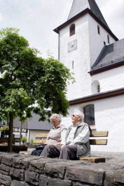 Die richtige Pflege erhält die Lebensqualität im Alter. (Foto: OBK)