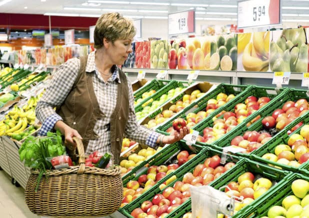Für viele Verbraucher spielt die Art der Herstellung eine wichtige Rolle, und so wird bei der Kaufentscheidung im Supermarkt auch auf Lebensmittelsicherheit und Nachhaltigkeit geachtet. Foto: djd/qs-live.de