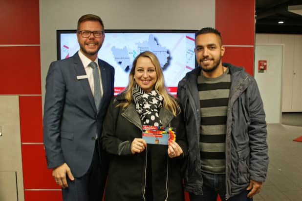 Von links: Peter Ueberberg, Regionaldirektor der Kreisparkasse Köln, überreicht dem Gewinnerpaar Chrissi und Ramez Sedaros den Gutschein für die Ballonfahrt über das Bergische. (Quelle: Kreissparkasse Köln)