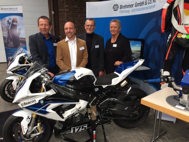 v.l.n.r. Thomas Brehmer, Dennis Blättermann, Prof. Dr. Hartmut Bärwolff, Anke Brehmer vor einem Motorrad mit der patentierten brehmermechatronics Heizgrifftechnik - Quelle: Brehmer GmbH & Co. KG