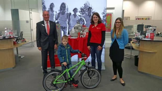 Gewinner Lukas Elias Lang freute sich sehr über seinen Fahrrad-Gewinn. Übergeben wurde ihm der Preis von Ralf Waßer (links), Regionaldirektor der Kreissparkasse Köln in Waldbröl sowie Annika Stiebig (2. v. r.), 100pro-Jugendbetreuerin, und Eva Maleike-Jacobs (rechts), Teamleiterin der Kreissparkasse Köln in Waldbröl. (Quelle: Kreissparkasse Köln)