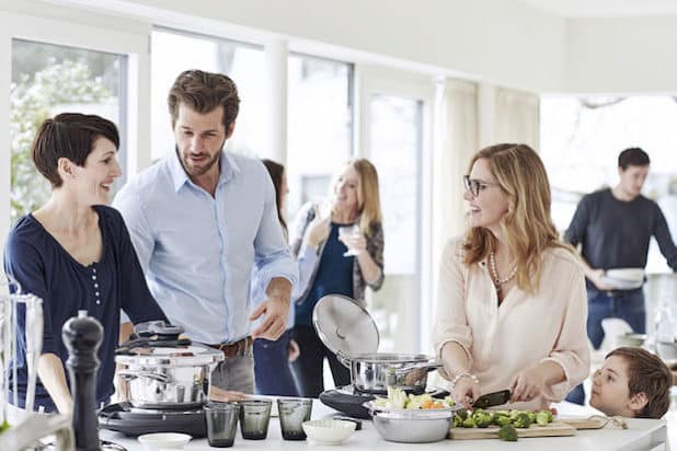 Beim gemeinsamen Kochen kann jeder testen, wie zeitsparendes Kochen ohne Wasser oder Braten ohne Fett funktioniert. (Quelle: djd/AMC Alfa Metalcraft Corporation)