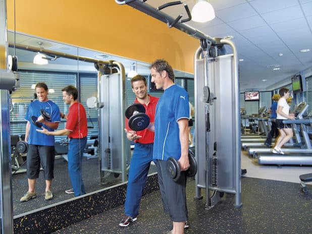 Personal-Training: Fitnesskunden legen immer mehr Wert auf eine individuelle Betreuung. (Quelle: djd/BSA-Akademie)
