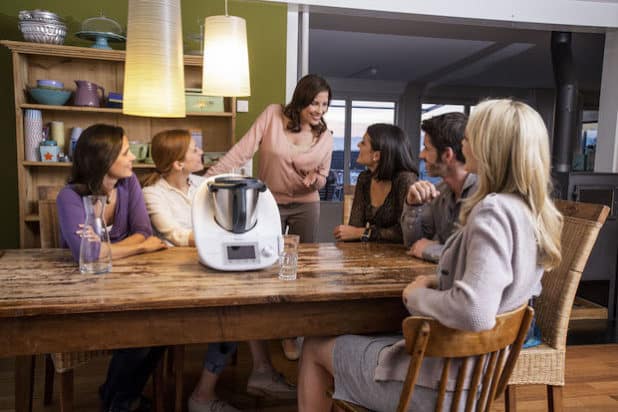 In Ruhe neue Produkte ausprobieren und sich mit Freunden beratschlagen: Das Einkaufen zu Hause ist eine gute Alternative zum Shopping in der Stadt. (Quelle: djd/BDD/Vorwerk)