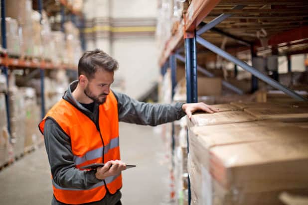 Im Bereich Logistik arbeiten besonders häufig Menschen ohne anerkannten Berufsabschluss. (Quelle: djd/iStock.com/Tempura) 