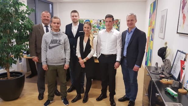 Foto (v.l.n.r.): Michael Sallmann, Marcel Voswinkel, Maik Drews, Jennifer Dresbach, Christoph Höller und Dr. Georg Ludwig bei der Gratulation im Bürgermeisterbüro. - Quelle: Gemeinde Lindlar