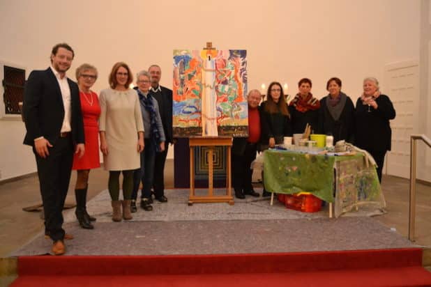 Foto Gruppe von links: Moderator Bastian Wirths, die Johanniter-Koordinatorinnen Sabine Achenbach und Elke Kremer, Brunhild Seemann von der Schreibwerkstatt, Musiker Dirk van Betteray, Regisseur Ulrich E. Hein, Marie Steiniger von der Schreibwerkstatt, Malerin Ursula Groten sowie Andrea Niehr und Ursula Lungstrass von der Schreibwerkstatt - Quelle: Johanniter-Unfall-Hilfe e.V.