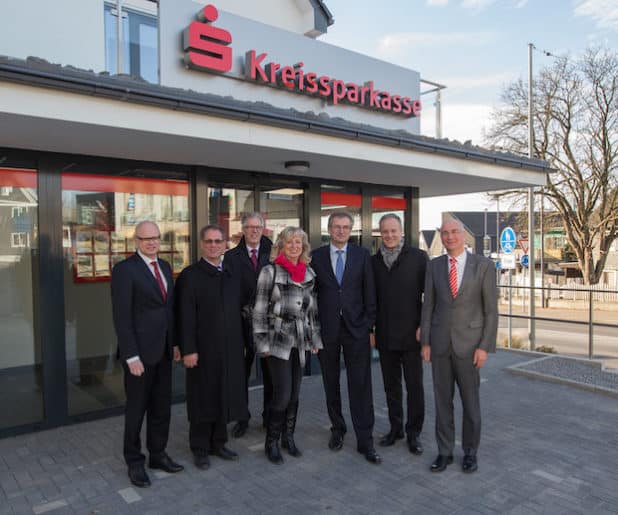 Die SB-Stelle Waldbröl, Markt der Kreissparkasse Köln eröffneten (v. l.): Benno Wendeler, Peter Solbach, Wolfgang Spiecker, Eva Solbach, Dr. Klaus Tiedeken, Bürgermeister Peter Koester und Ralf Waßer. - Quelle: Kreissparkasse Köln