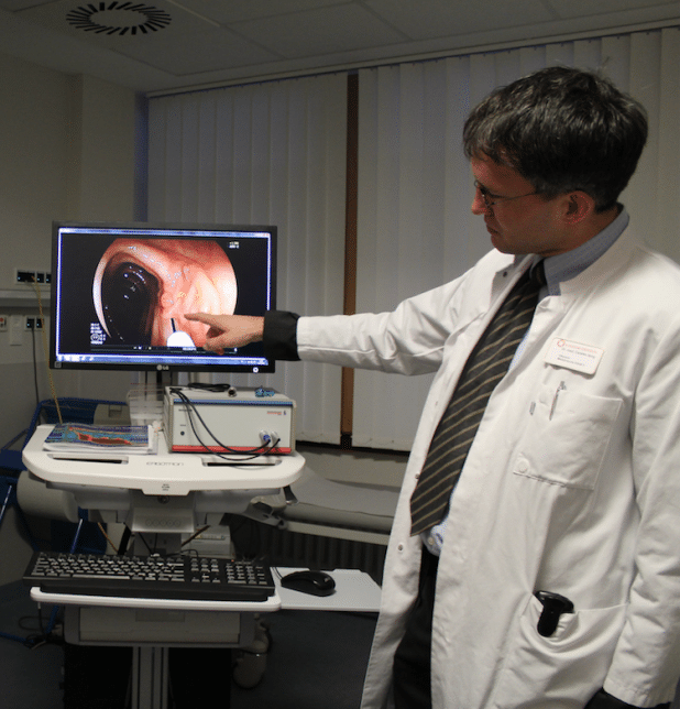 Dr. Carsten Ising - erklärt die endoskopische Darmspiegelung. Dr. Carsten Ising - erklärt die endoskopische Darmspiegelung.